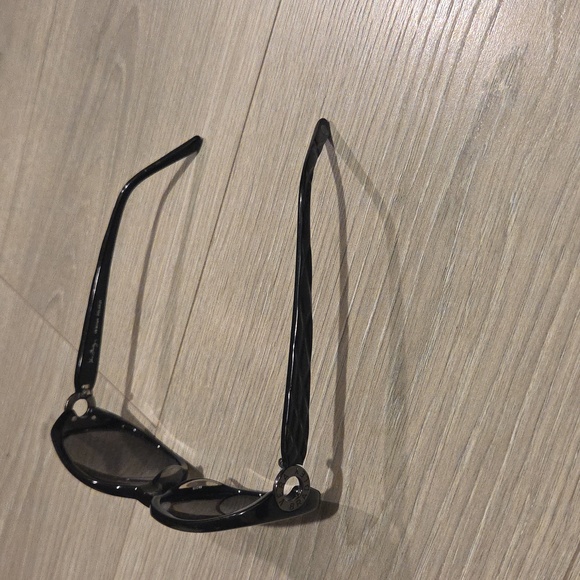 Vera Bradley Mirium Polarized Sungalsses - Picture 2 of 4